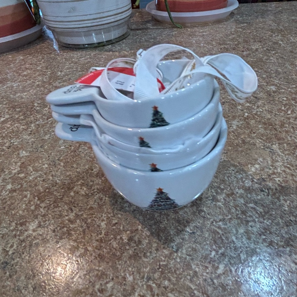 The Bakehouse Circa Christmas Tree Measuring Cups NWT excellent condition
